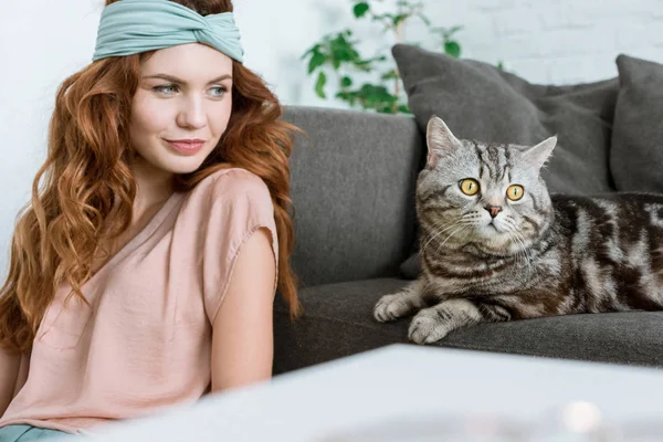 Schöne Junge Frau Sitzt Neben Entzückender Gestromter Katze Hause — Stockfoto