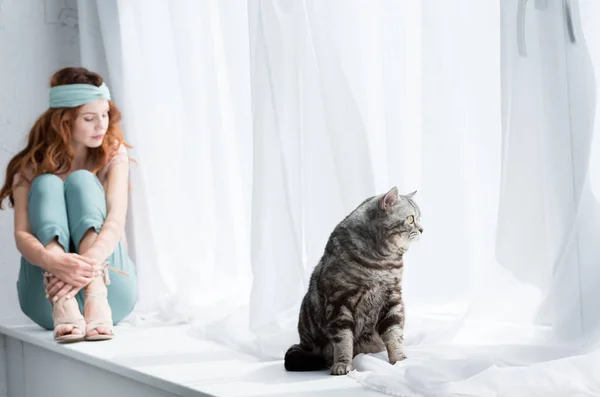 Attractive Young Woman Sitting Windowsill Tabby Cat Foreground — Stock Photo, Image