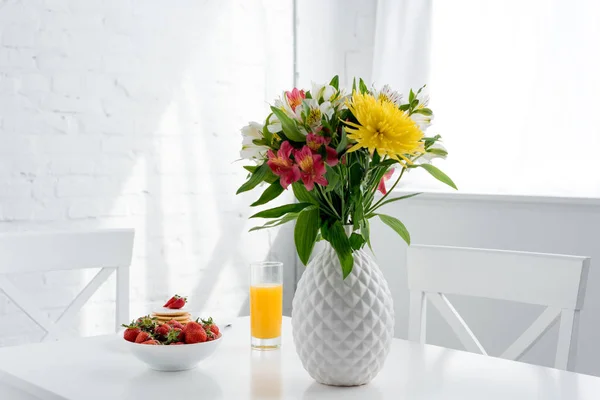 Deliciosos Panqueques Con Fresas Flores Jarrón Sobre Mesa —  Fotos de Stock