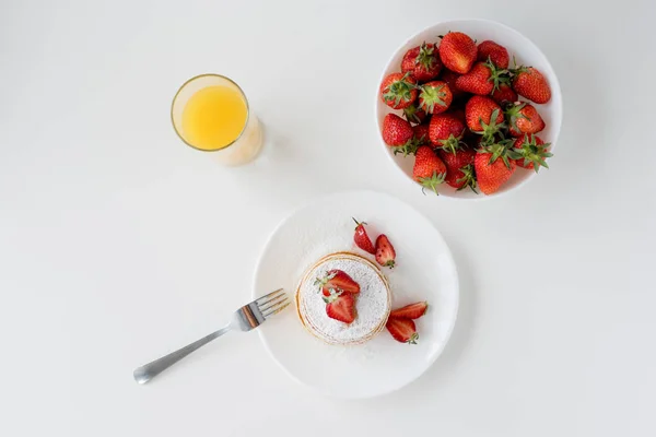 딸기와 오렌지 팬케이크의 — 스톡 사진