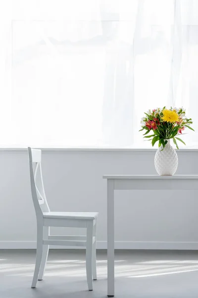 Vas Dengan Bunga Atas Meja Putih Apartemen Terang Yang Nyaman — Stok Foto