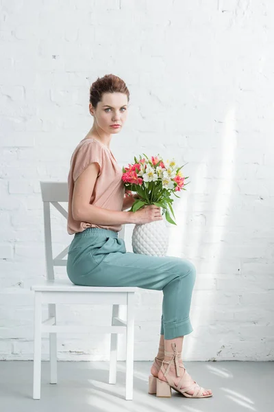 Femeie Tânără Atractivă Care Deține Vază Flori Timp Stă Scaun — Fotografie, imagine de stoc
