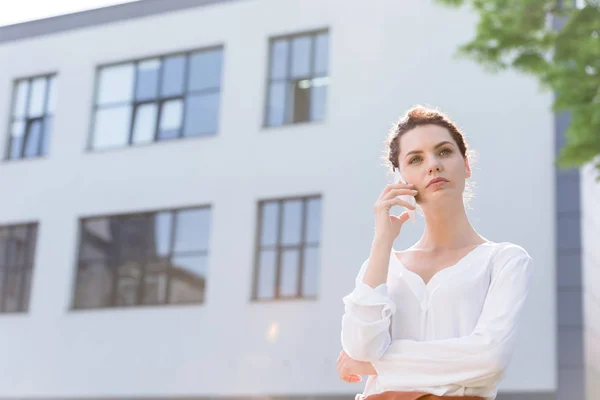 Hermosa Mujer Joven Hablando Por Teléfono Frente Del Edificio Negocios —  Fotos de Stock