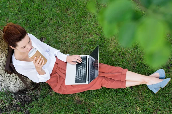 Vista Superior Jovem Mulher Feliz Trabalhando Com Laptop Enquanto Sentado — Fotografia de Stock