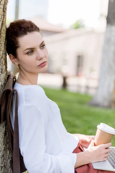 Thoughtful Young Woman Laptop Paper Cup Coffee Leaning Back Tree — Stock Photo, Image