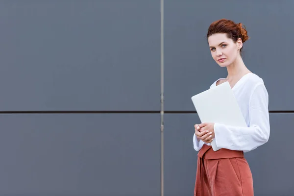 Attractive Young Woman Laptop Front Grey Wall Street — Free Stock Photo
