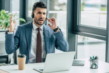 Sinirli çağrı merkezi operatörü öfke göstergesi gösteriyor.