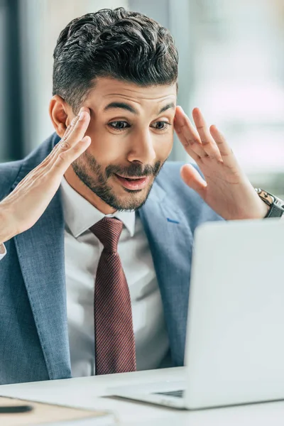 Podekscytowany Biznesmen Pokazując Wow Gest Patrząc Laptopa — Zdjęcie stockowe