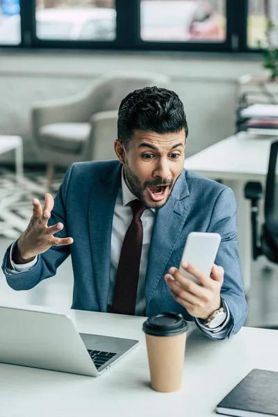 Irritado Hombre Negocios Mostrando Gesto Indignación Gritando Durante Chat Vídeo —  Fotos de Stock