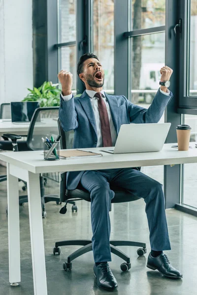 Gelukkig Zakenman Schreeuwen Tonen Winnaar Gebaar Terwijl Zitten Werkplek — Stockfoto