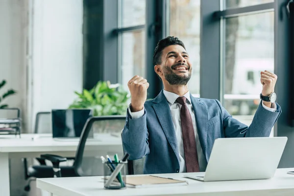 Feliz Hombre Negocios Mirando Hacia Arriba Mostrando Gesto Ganador Mientras —  Fotos de Stock