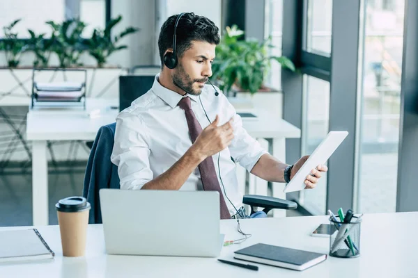 Koncentrált Call Center Operátor Segítségével Digitális Tabletta Miközben Munkahelyen Közelében — Stock Fotó