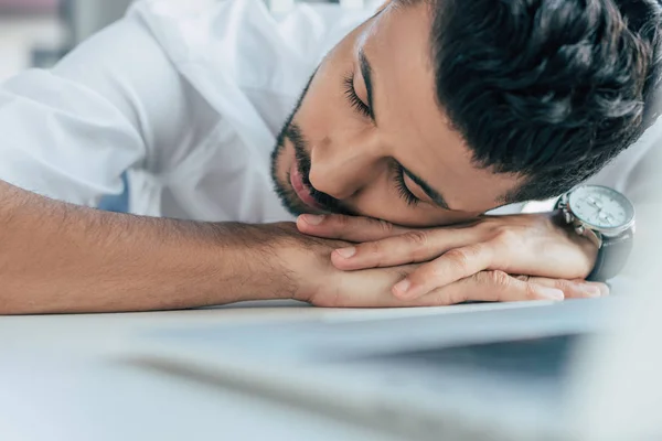 Όμορφος Εξαντλημένος Επιχειρηματίας Κοιμάται Ενώ Κάθεται Στο Χώρο Εργασίας — Φωτογραφία Αρχείου