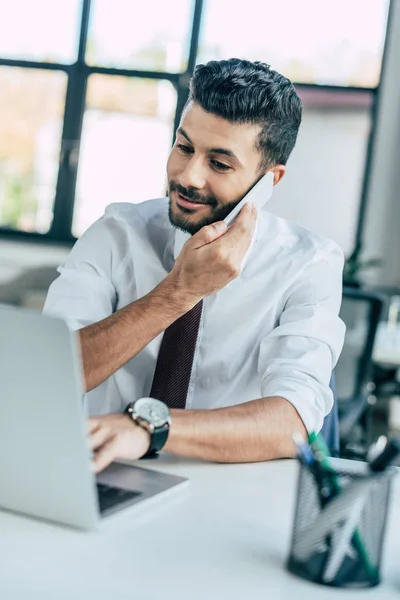 Enfoque Selectivo Hombre Negocios Sonriente Utilizando Ordenador Portátil Mientras Habla — Foto de Stock