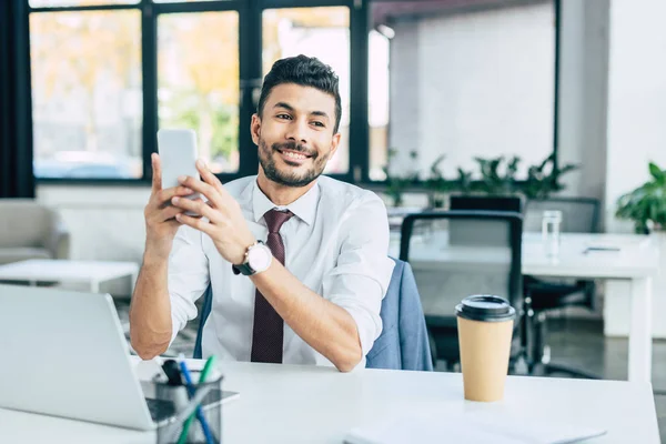 Cheerful Businessman Holding Smartphone While Sitting Workplace Laptop Disposable Cup — Stock Photo, Image