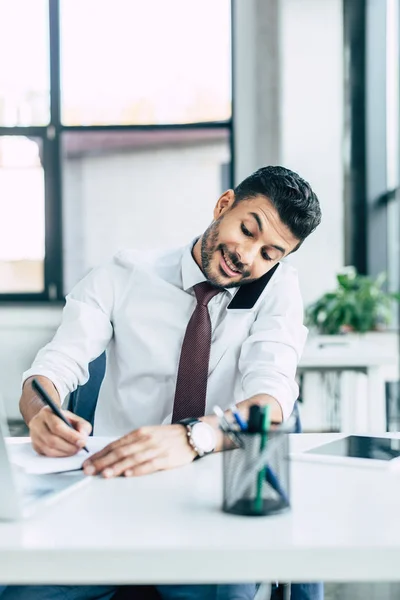 Foco Seletivo Empresário Alegre Falando Smartphone Usando Laptop — Fotografia de Stock