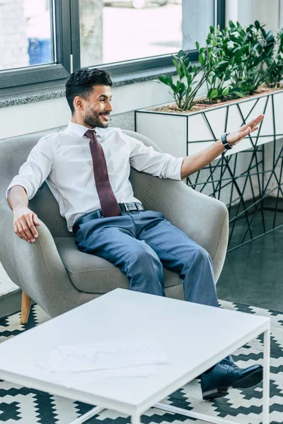 Alegre Hombre Negocios Saludando Mano Mientras Relaja Sillón — Foto de Stock