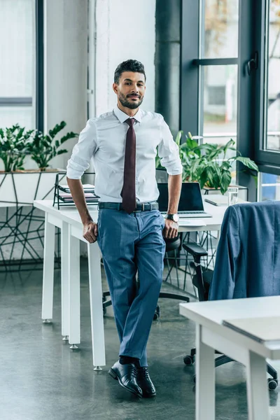 Young Confident Businessman Standing Desk Looking Camera — Stock Photo, Image