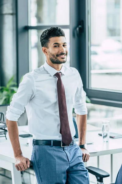Smiling Businessman Standing Desk Looking Camera — Stock Photo, Image