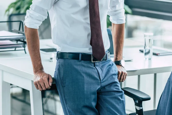 Vista Cortada Homem Negócios Que Está Perto Local Trabalho Escritório — Fotografia de Stock