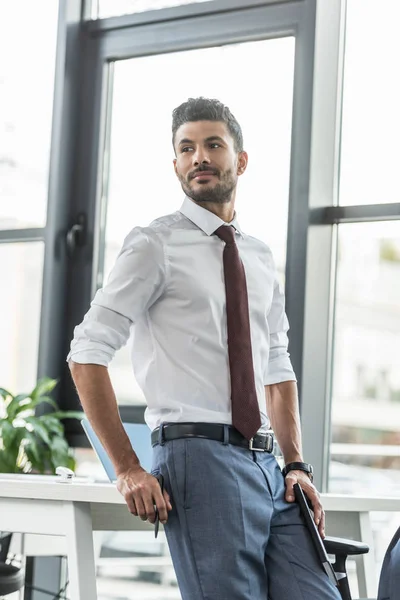 Ung Självsäker Affärsman Tittar Bort När Han Står Arbetsplatsen — Stockfoto