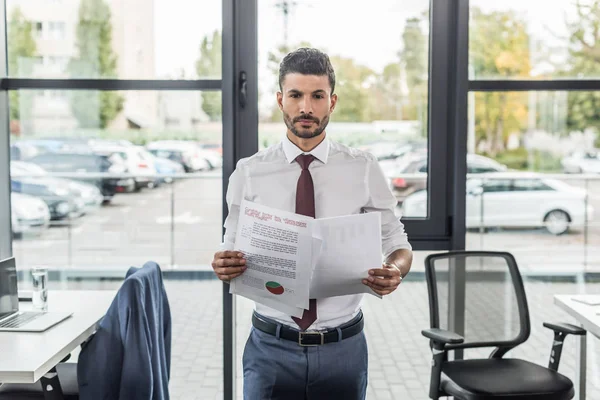Discouraged Businessman Looking Camera While Holding Documents — Stock Photo, Image