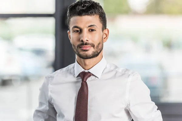 Young Confident Businessman White Shirt Looking Camera — Stock Photo, Image