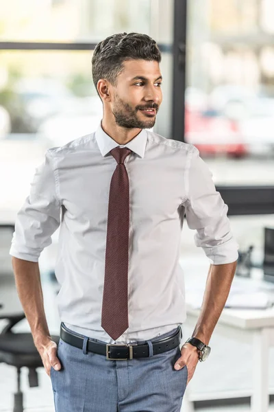 Hombre Negocios Sonriente Cogido Mano Los Bolsillos Mirando Hacia Otro — Foto de Stock