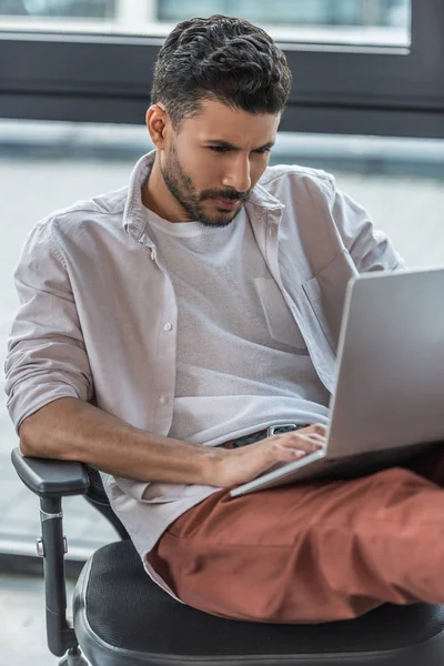 Ofis Koltuğunda Oturan Dizüstü Bilgisayar Kullanan Bir Adamı — Stok fotoğraf