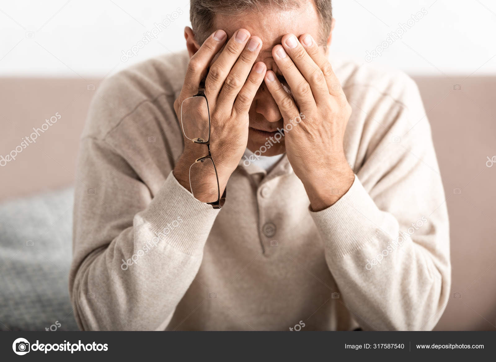 Alzheimer Hastası Hayal Kırıklığına Uğramış Yaşlı Adam Yüzünü Kapatıyor