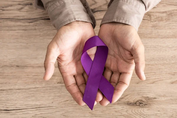 Cropped View Senior Man Holding Purple Ribbon — Stock Photo, Image