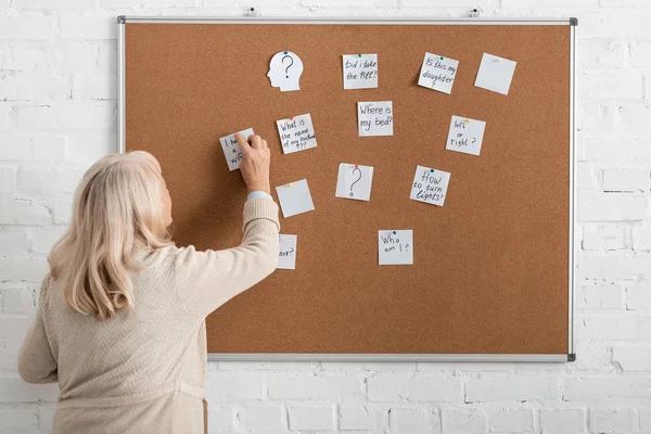 Retired Woman Alzheimer Disease Writing Paper — Stock Photo, Image