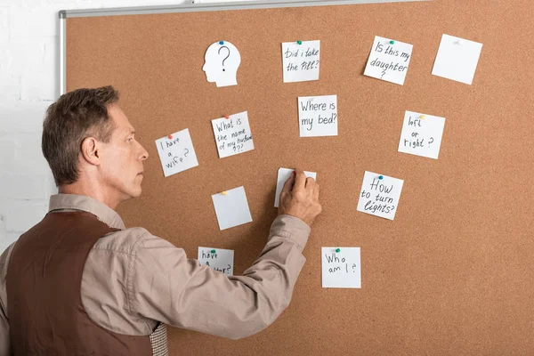 Hombre Jubilado Con Enfermedad Alzheimer Escribiendo Papel — Foto de Stock