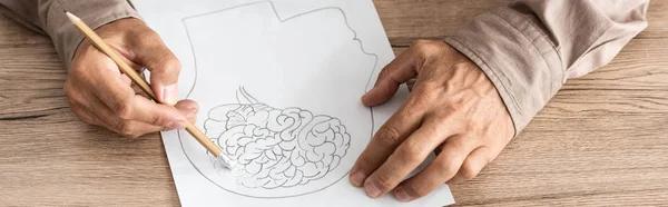 Panoramatický Záběr Muže Důchodu Alzheimerovou Chorobou Kreslení Lidské Hlavy Mozku — Stock fotografie