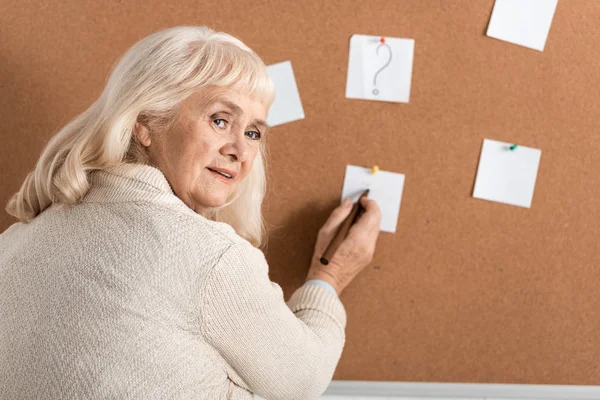 Mujer Anciana Disgustada Enfermedad Alzheimer Sosteniendo Rotulador Cerca Papel Bordo — Foto de Stock