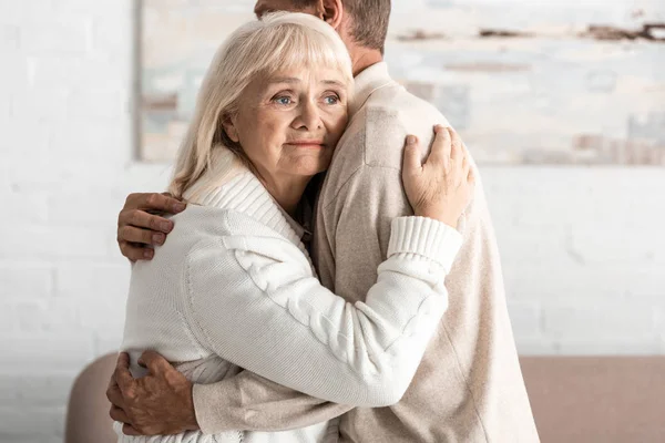 Visão Cortada Homem Aposentado Abraçando Esposa Com Doença Mental — Fotografia de Stock