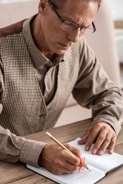 Retired Man Alzheimers Disease String Human Finger Reminder Writing Notebook — Stockfoto