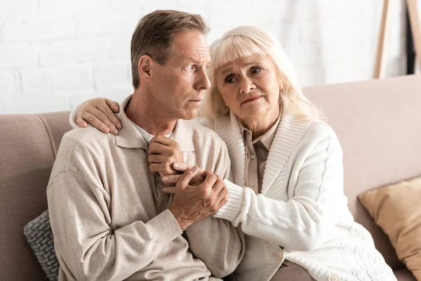 Smutna Seniorka Przytulająca Męża Chorobą Psychiczną Domu — Zdjęcie stockowe