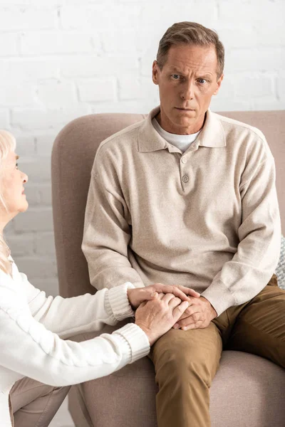 Λυπημένη Συνταξιούχος Γυναίκα Αγγίζοντας Χέρια Του Συζύγου Ψυχική Ασθένεια — Φωτογραφία Αρχείου