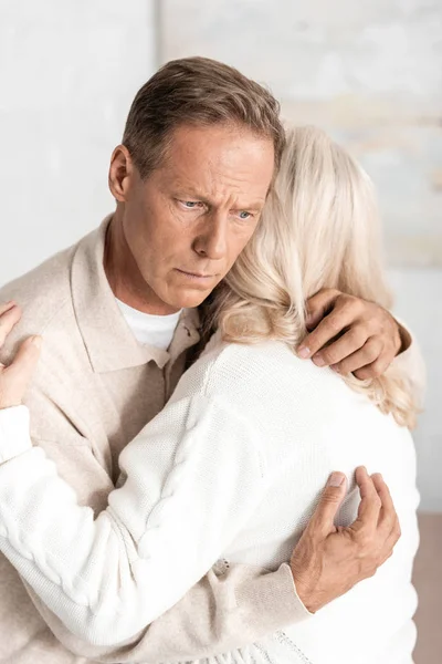 Vista Posterior Mujer Jubilada Abrazando Marido Con Enfermedad Mental Casa —  Fotos de Stock