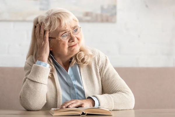 Upprörd Senior Kvinna Glasögon Sitter Nära Boken — Stockfoto