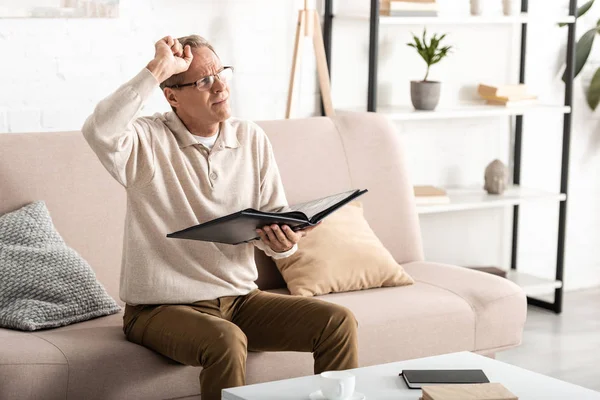 Displeased Senior Man Alzheimer Disease Holding Photo Album — Stock Photo, Image