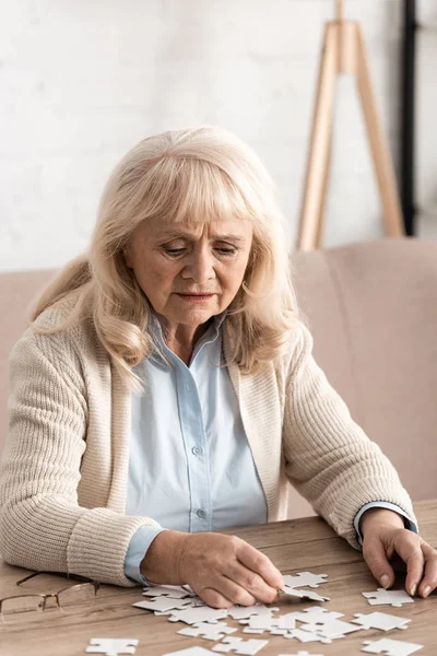 Mulher Aposentada Confuso Com Alzheimer Olhando Para Peças Quebra Cabeça — Fotografia de Stock