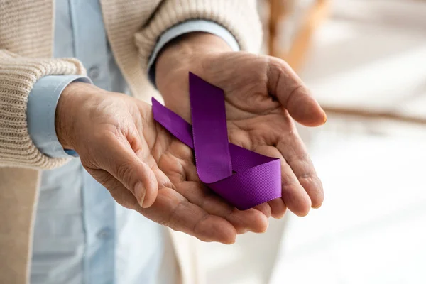 Bijgesneden Weergave Van Senior Vrouw Houden Paars Lint Thuis — Stockfoto