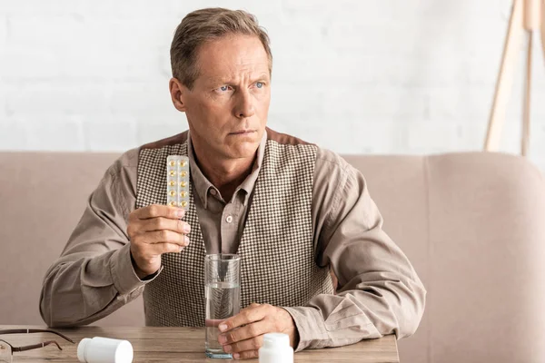 Sick Senior Man Alzheimer Holding Glass Water Pills — Stock Photo, Image