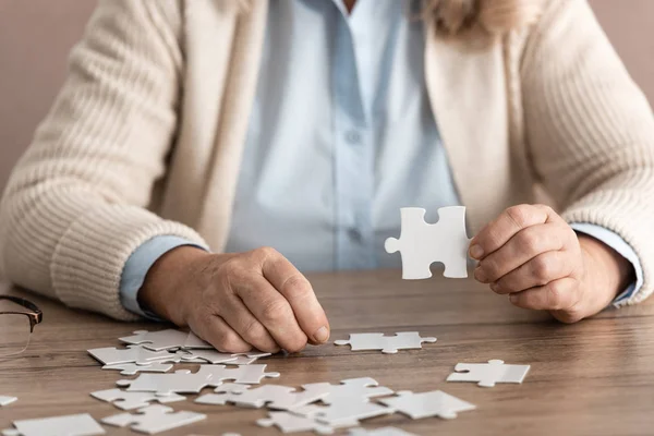 Beskärd Bild Pensionerad Kvinna Med Alzheimer Håller Pusselbit — Stockfoto