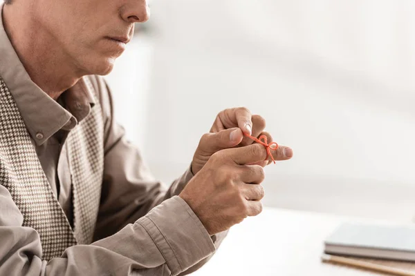 アルツハイマー病文字列に触れる高齢者のクロップドビュー人間の指のリマインダー — ストック写真