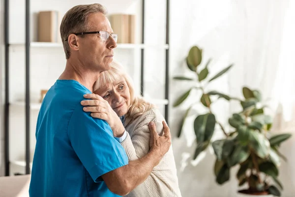 Molesto Mujer Mayor Con Alzheimer Abrazo Con Médico Gafas — Foto de Stock