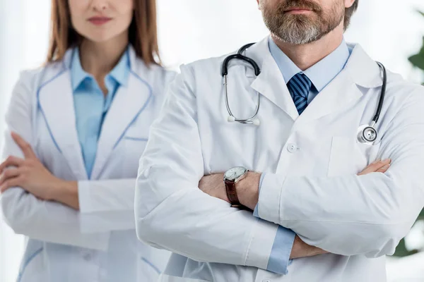 Vista Cortada Médicos Casacos Brancos Com Braços Cruzados Hospital — Fotografia de Stock