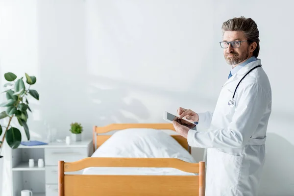 Handsome Doctor White Coat Holding Digital Tablet Hospital — Stock Photo, Image